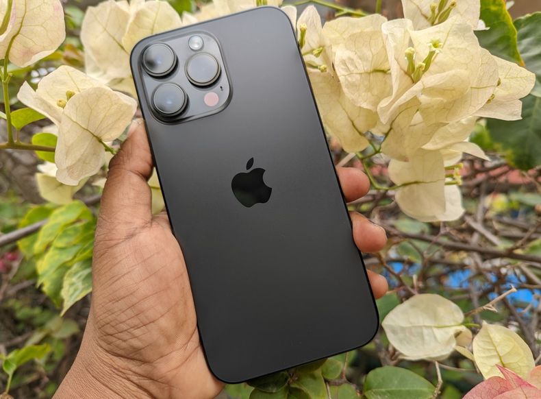 En la India, vendieron a su bebé para comprar un iPhone 14 y así poder viajar y crear contenido para redes.