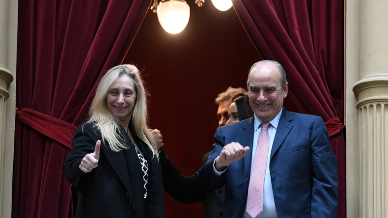 Karina Milei y Guillermo Francos festejan la aprobación de la Ley Bases.