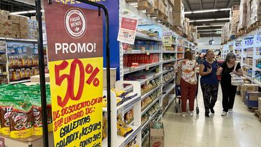 Ante el rebrote de la inflación, el Gobierno quiere que las cadenas moderen los precios más que generalizar promociones