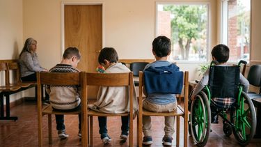 Discapacidad en Mendoza: el drama de madres que temen perder las terapias de sus hijos. Imagen creada con IA