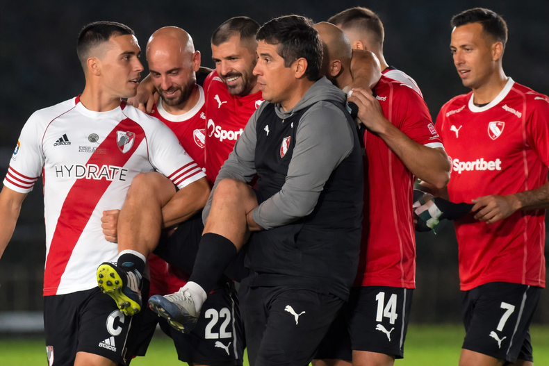 Sergio Agüero encendió la alarma tras salir con molestias en el Senior de Independiente.