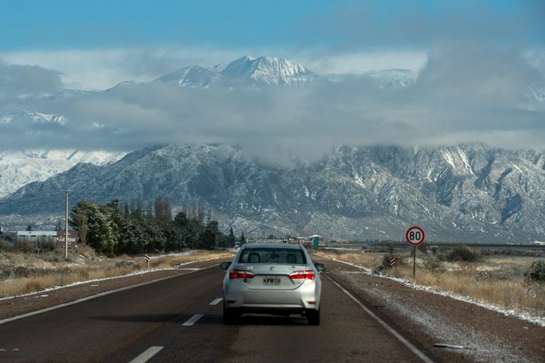 Las autoridades también solicitaron extremar los cuidados a quienes tengan previsto viajar hacia la cordillera.