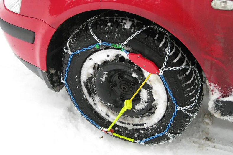 Uso obligatorio de cadenas en neumáticos cuando hay nieve en calzada.