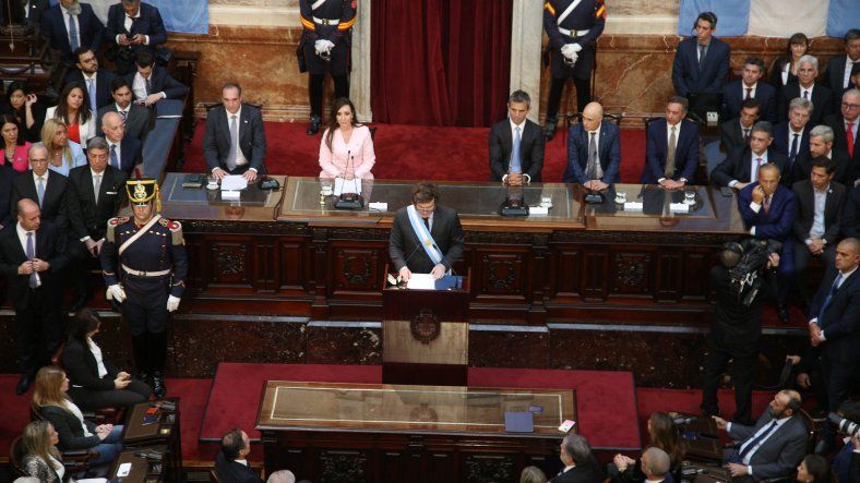 Milei disparó contra el Senado por el aumento de dietas