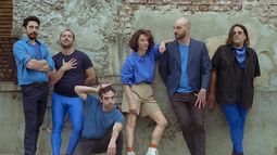 Los Besos es una pequeña orquesta art pop liderada por la música y poeta Paula Trama que estará en la La Nave Cultural.