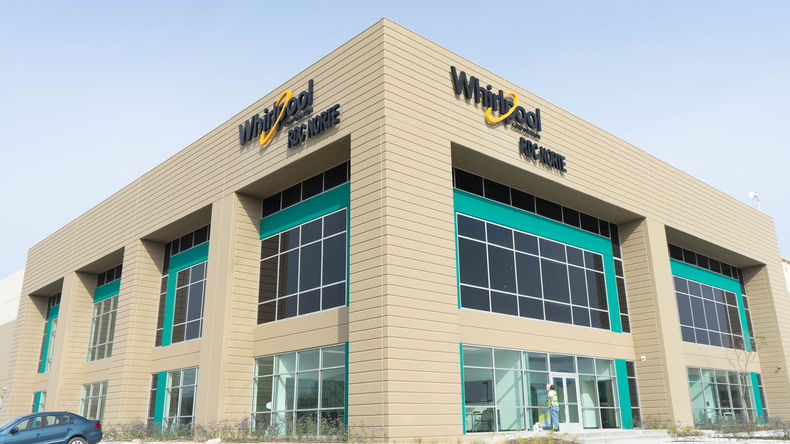La falta de competitividad y la apertura de importaciones fueron las razones que dio Whirpool para cerrar su planta en Pilar.