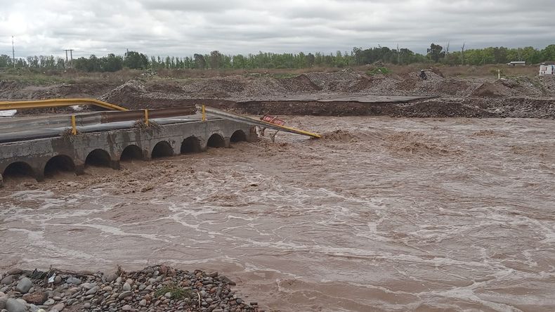 Cortes y precaución en San Rafael: la crecida del agua complicó el tránsito en varias zonas.
