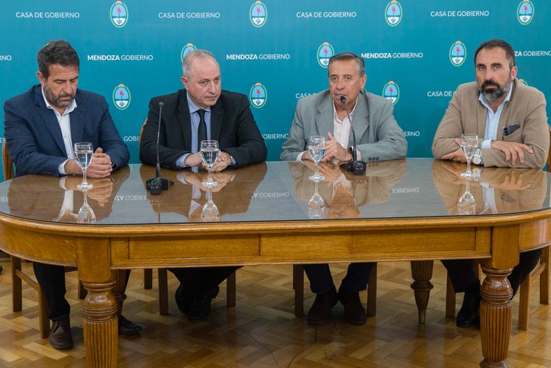 El ministro de Infraestructura, Mario Isgró, el coordinador de Proyectos Especiales Internacionales, Diego Berger, el superintendente general de Irrigación, Sergio Marinelli; y el titular de Aysam, Alejandro Gallego. El asesoramiento de los israelíes en materia hídrica inicia. 