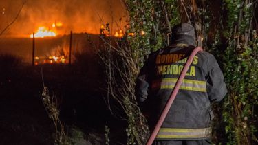 Los bomberos combatieron los incendios en Ciudad y Carmensa