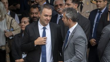 El Gobierno sostiene al Jefe de Gabinete, pese a las dudas por sus viajes y gastos en el exterior. El Gobierno sostiene al Jefe de Gabinete, pese a las dudas por sus viajes y gastos en el exterior.