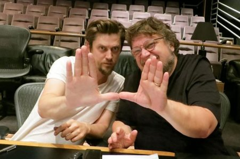 Andrés Muschietti junto a Guillermo del Toro. 