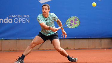 Camilo Ugo Carabelli celebró en Hamburgo tras eliminar a uno de los principales favoritos del torneo alemán. Camilo Ugo Carabelli celebró en Hamburgo tras eliminar a uno de los principales favoritos del torneo alemán.
