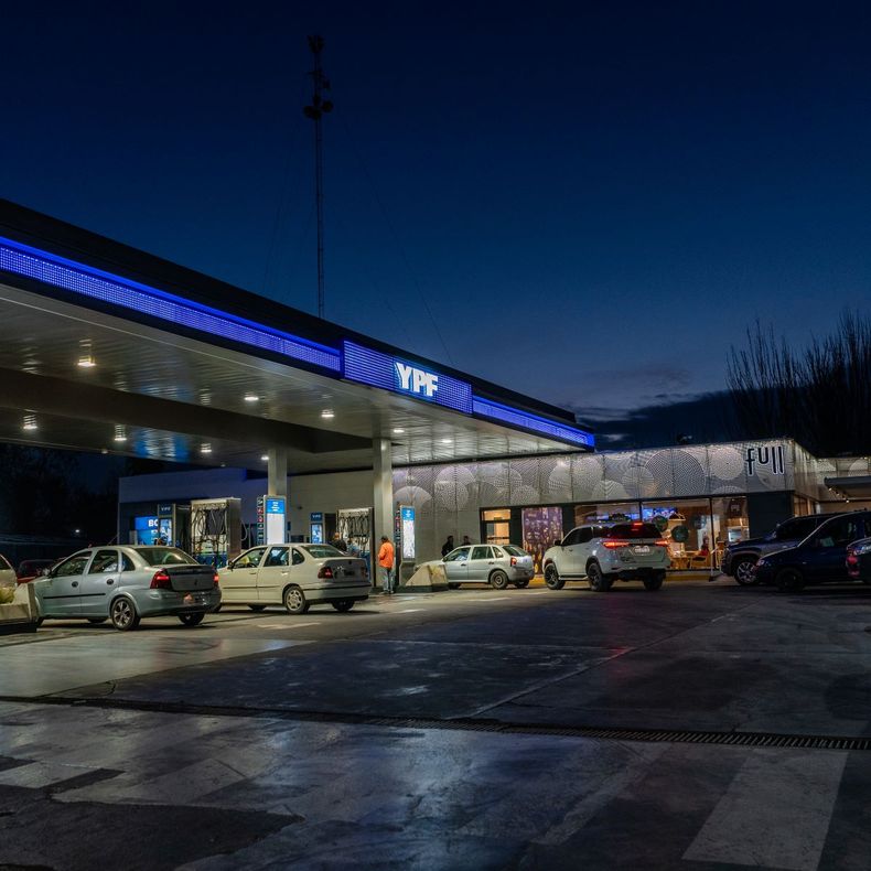 O posto YPF que mais vende combustível no país é o Chacon de Guerrero, localizado em San Martín, Mendoza.