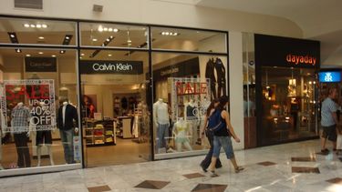 Aumentan las ventas en los shoppings pero caen en los supermercados
