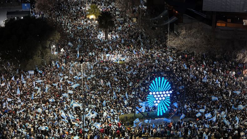 En San Rafael, familias enteras, grupos de amigos y jóvenes apoyaron el triunfo de la Albiceleste.