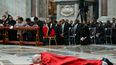 Una imagen que recorrió el mundo: el Papa se tendió en el suelo durante la celebración de la Pasión de Cristo.