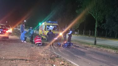 Grave accidente vial con un motociclista herido y una camioneta fugada. Grave accidente vial con un motociclista herido y una camioneta fugada.