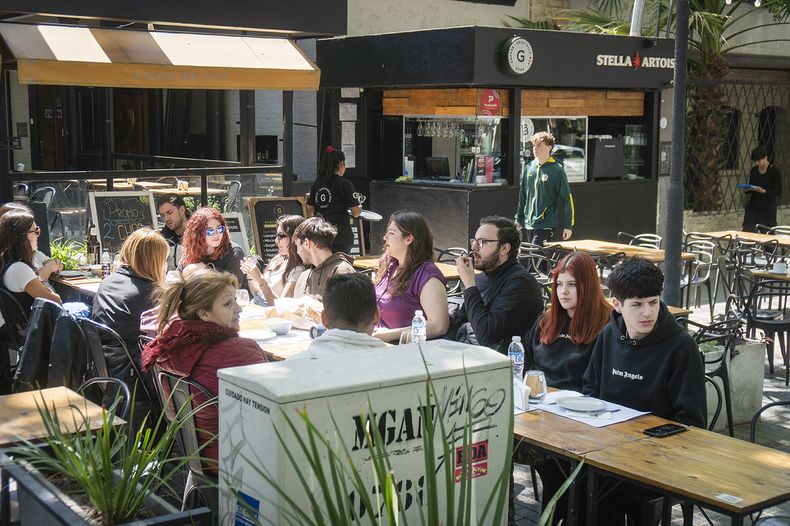 Atención comerciantes: cuál es la nueva normativa para instalar mesas en veredas de la Ciudad de Mendoza