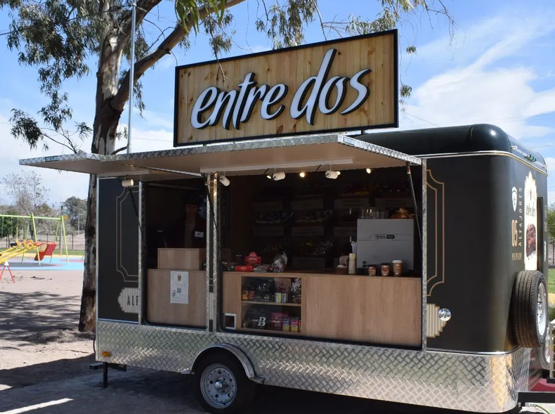 Seis jóvenes fueron detenidos esta madrugada después de haber robado en el Food Truck de la marca Entre Dos,