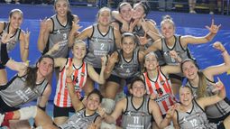 Camila Ravagnan en el centro con la casaca 14 de Estudiantes de la Plata (Foto gentileza).