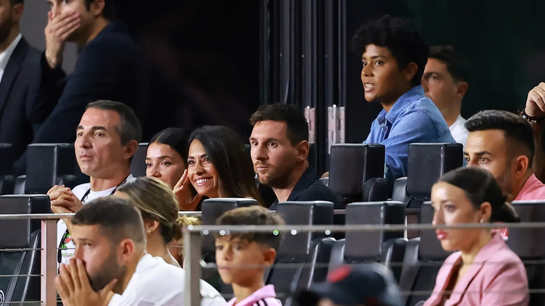 La mirada de Antonella hacia Beckham.