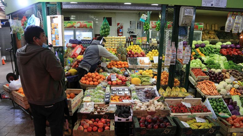 Según el Indec, en noviembre una familia necesitó casi $74.000 para no ser pobre