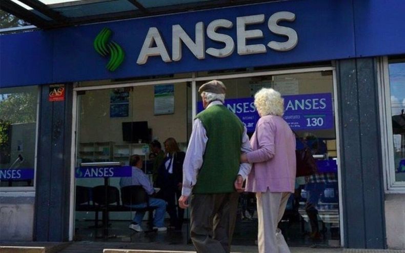 Al detallar los recortes más significativos, el informe puntualizó que “en 2024, el ajuste de 5,4 puntos del PIB en el gasto se explica por la reducción en las erogaciones en transferencias