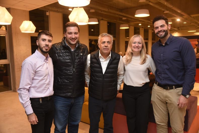 Lucas Luppo (Lavalle), Mauri Pinti Clop (Maipú) y Leo Fernández (Santa Rosa) junto a Alfredo Cornejo y Hebe Casado.