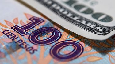 Un banco pronostica otra devaluación del peso, la moneda más débil del mundo