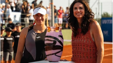 La marplatense Solana Sierra celebró en España junto a la histórica tenista argentina.