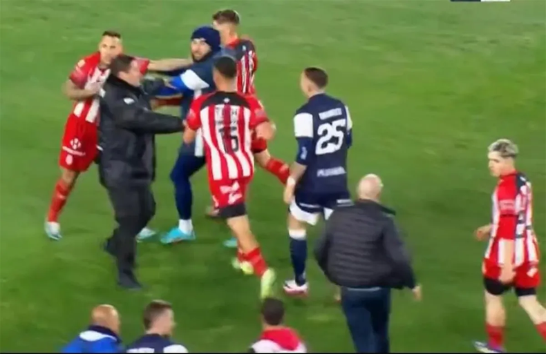 Escándalo en el final de Gimnasia-Barracas por la Copa Argentina.