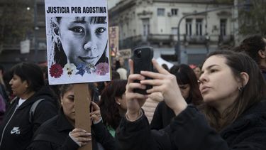 Distintas agrupaciones feministas aguardan ahora frente al Parlamento la lectura del documento principal, en medio de la conmoción por el femicidio de Agostina Vega, la adolescente de 14 años asesinada en Córdoba.FOTO NA: DAMIAN DOPACIO Distintas agrupaciones feministas aguardan ahora frente al Parlamento la lectura del documento principal, en medio de la conmoción por el femicidio de Agostina Vega, la adolescente de 14 años asesinada en Córdoba.FOTO NA: DAMIAN DOPACIO