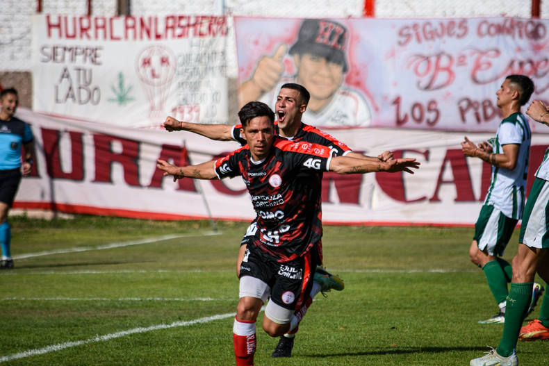 El festejo del gol del Chimi Navaro para el triunfo del Club Atlético Huracán Las Heras.