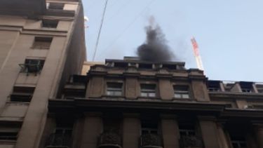 evacuaron el ministerio de economia por un incendio en el ultimo piso