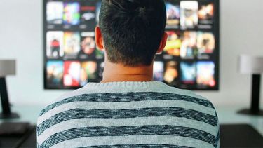 ¿te gusta ver maratones de series?: eso puede ser negativo para tu salud