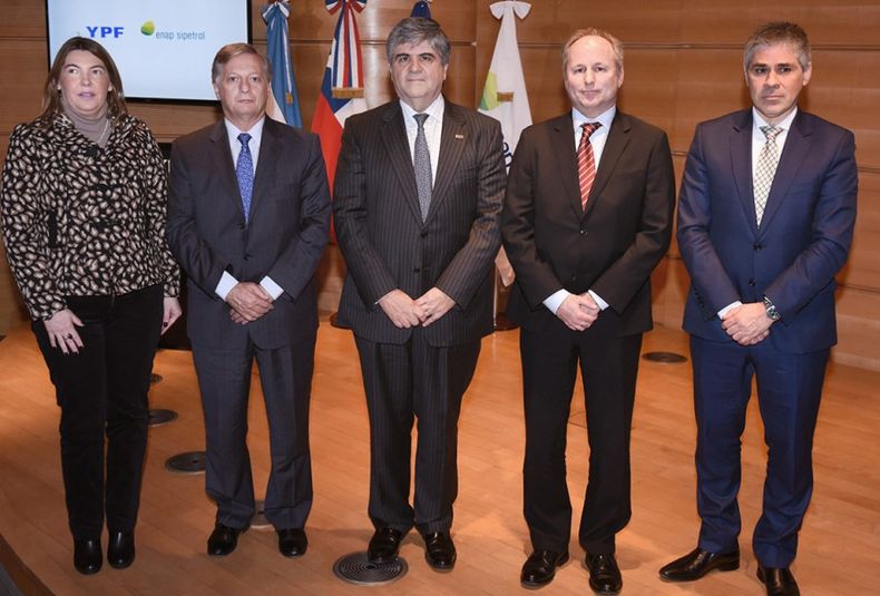 Rosana Bertone gobernadora Tierra de Fuego Juan José Aranguren Miguel Gutiérrez presidente YPF Marcelo Tokman gerente ENAP Pablo González vice