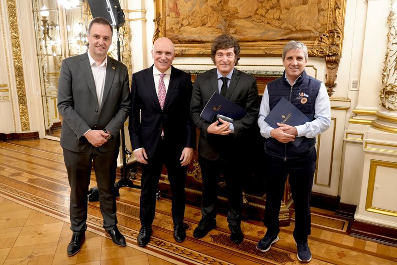 Javier Milei junto a Manuel Adorni, Luis Caputo y José Luis Espert que debe habilitar la discusión del presupuesto en Congreso.