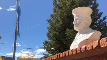 El mástil y el busto del soldado Osvaldo Francisco Sosa.