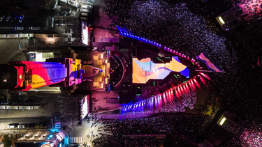 La ceremonia reunió a 250.000 personas y figuras de la música frente al Monumento a la Bandera de Santa Fe.