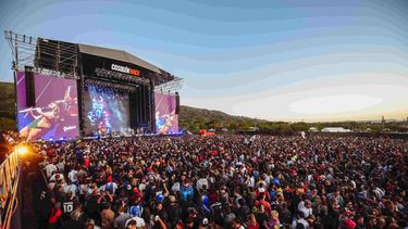 El Cosquín Rock 2025 cerró su primer día con fuertes críticas a Milei.