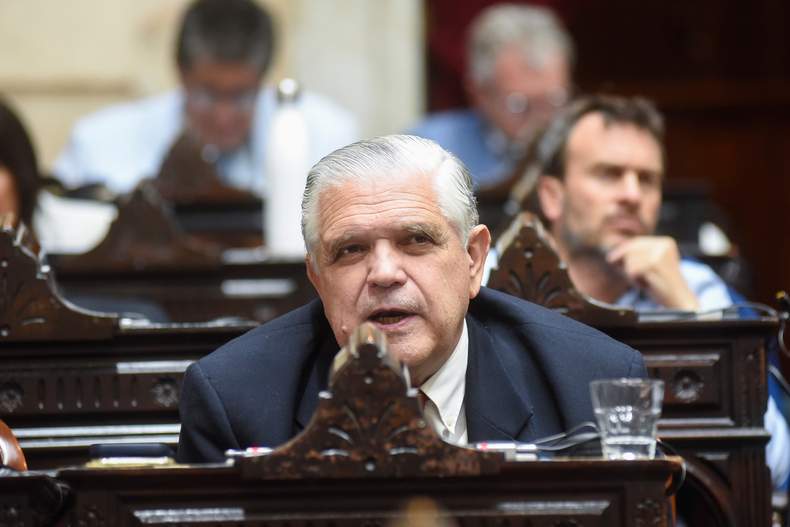 Ricardo  López Murphy presentó un proyecto para reemplazar el peso por una nueva moneda llamada Argentum sacándole tres ceros.