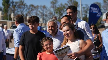 El gobernador Alfredo Cornejo encabezó la entrega de 142 viviendas en un barrio de Tunuyán El gobernador Alfredo Cornejo encabezó la entrega de 142 viviendas en un barrio de Tunuyán
