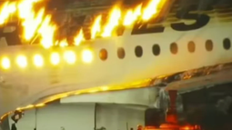En vivo: se incendia un avión con 300 pasajeros en Tokio.
