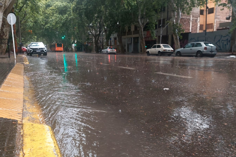 El agua inund&oacute; brevemente las calles.