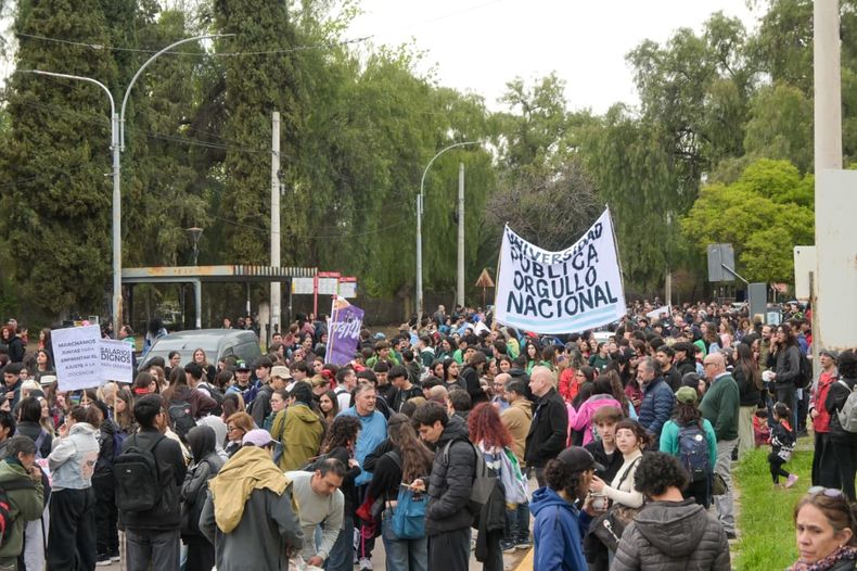 La quinta Marcha Federal Universitaria comenz&oacute; en Mendoza con la participaci&oacute;n de estudiantes, docentes y trabajadores.