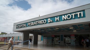 El menor quedó internado en el hospital Notti.&nbsp;