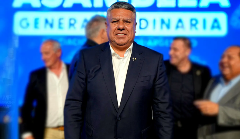 Claudio “Chiqui” Tapia entregó los fondos que fueron recaudados