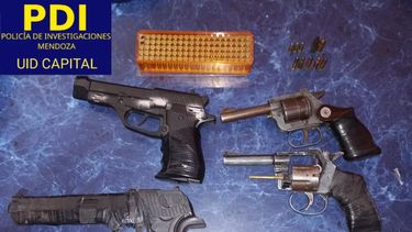 Parte del armamento secuestrado en los allanamientos en Guaymallén.&nbsp;