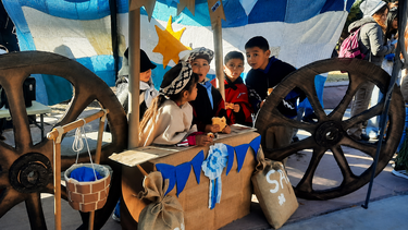 Niños reviven la Revolución de Mayo.