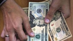 El dólar cae al mínimo en cuatro meses: $14,27
